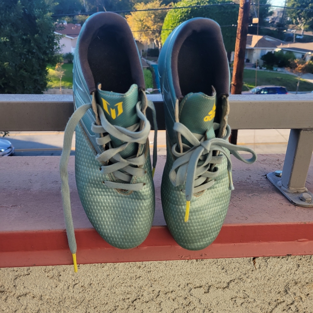 Adidas soccer cleats messi size 5.5